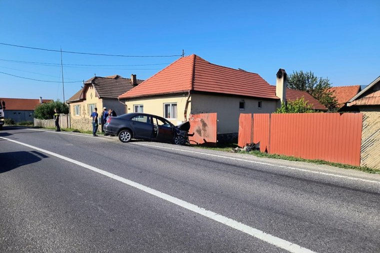 Háznak csapódott egy autó, ketten megsérültek Csíkrákoson