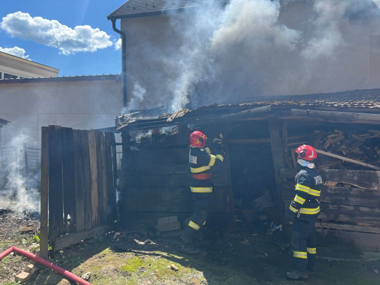 Tűz ütött ki egy faépítményben Segesváron
