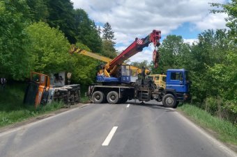 Betonkeverő teherautó borult a sáncba a Szejkefürdőn, útlezárásra kell számítani