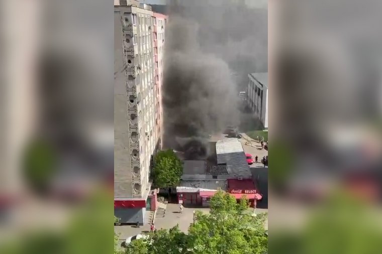 Nagy füsttel ég egy tömbház földszintje Marosvásárhelyen