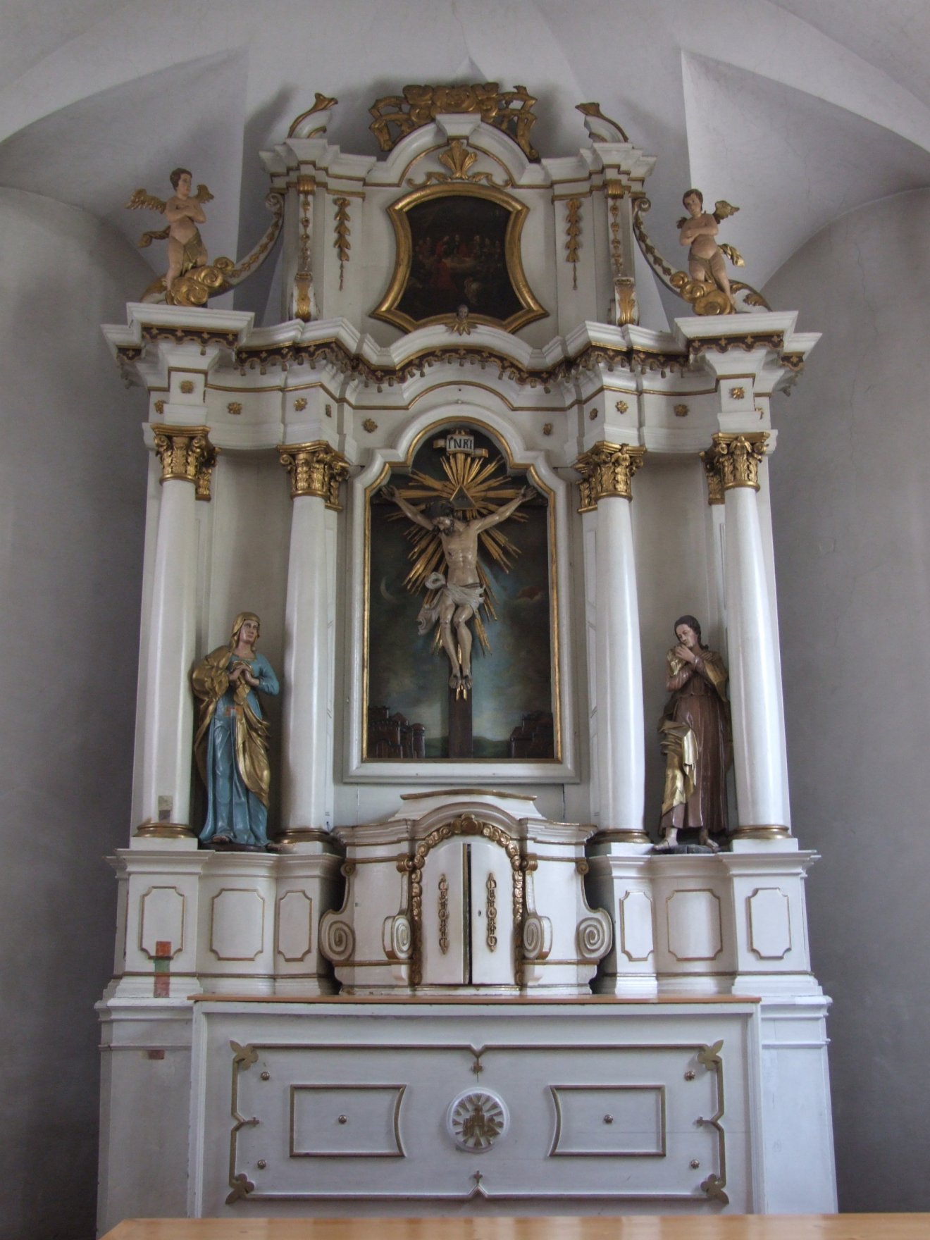 Restaurálták a Szent Kereszt templom oltárát, visszaköszön a 18. századi színvilág