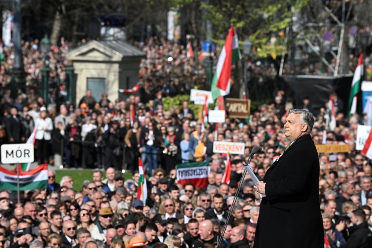 Orbán Viktor: Európa népei ma Brüsszeltől féltik a szabadságukat, háború és béke közt kell választani