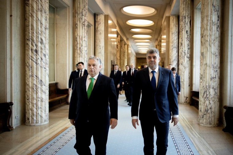 Infrastrukturális fejlesztésekről egyeztetett Orbán Viktor román kollégájával Bukarestben