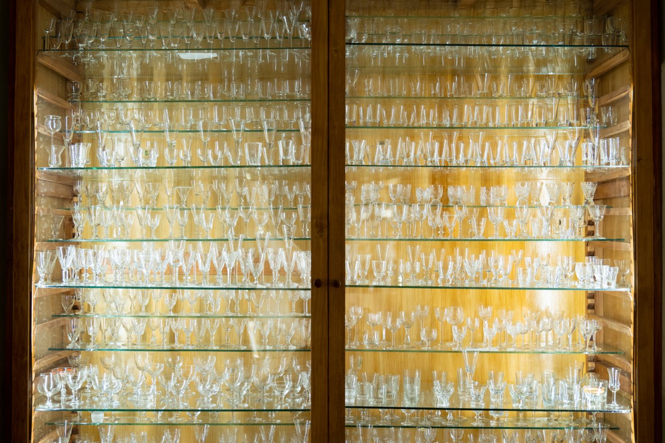 Nyolcszáz kristálypohár is helyet kapott a pincében •  Fotó: Tuchiluș Alex