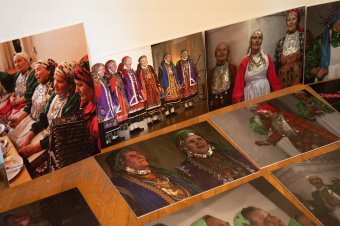 Távoli nyelvrokonaink kézzelfogható közelségben – Udmurtföldről nyílik kiállítás Sepsiszentgyörgyön
