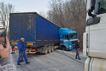 Teljesen elzárta az utat egy keresztbefordult teherautó Sepsibükszád és Mikóújfalu között