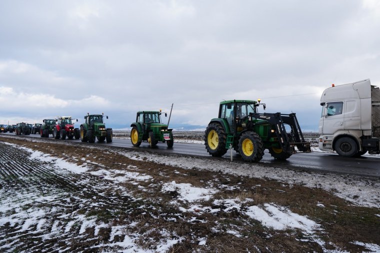 Tiltakozó gazdák elzárták a Csanálos–Vállaj határátkelőt