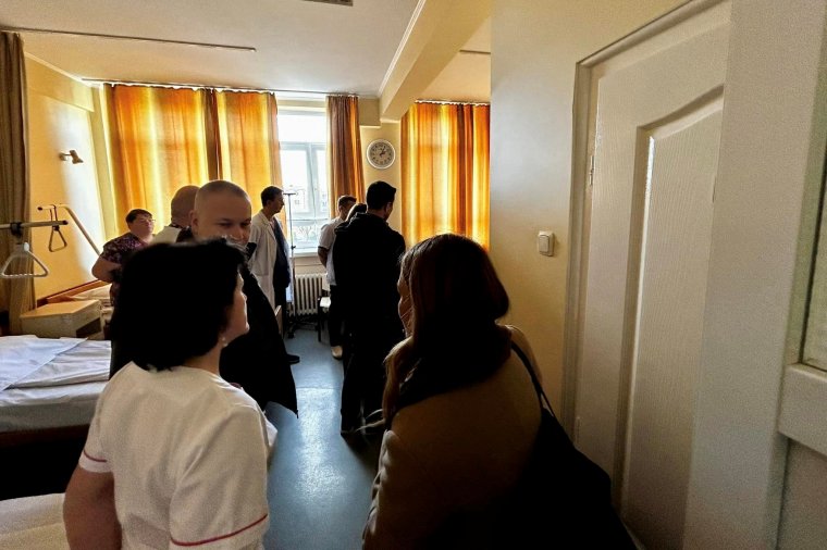 A székelyudvarhelyi kórházban ápolt áldozatokat is meglátogatta a tanügyminiszter