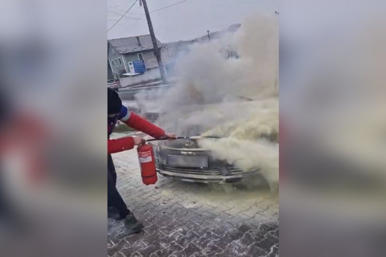 Nem habozott a segítséggel: a füstbe borult autóhoz sietett, és poroltót ragadott – videóval