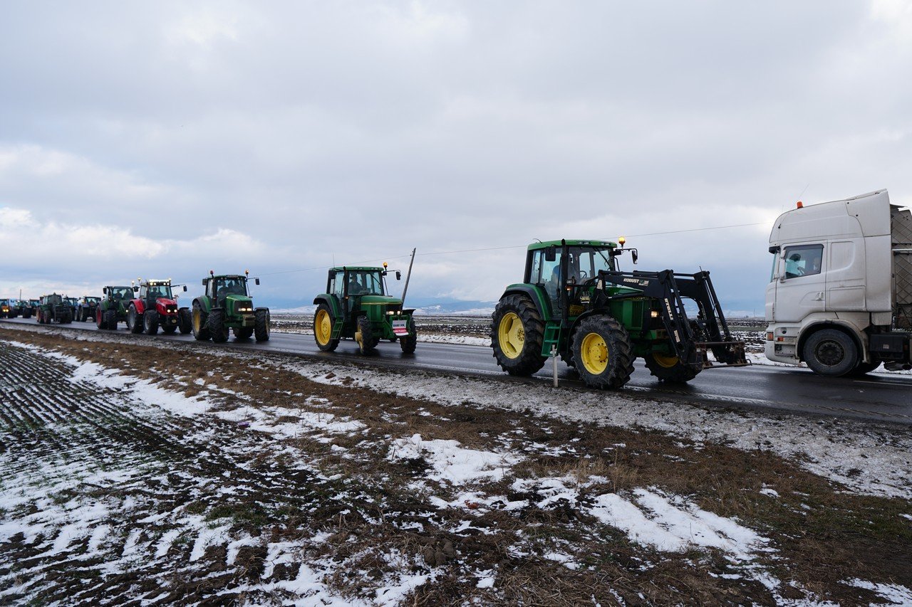 FRISSÍTVE - A halmi határátkelőhelyet is eltorlaszolták az ukrán gabona ellen tiltakozó gazdák, a személyforgalom zavartalan