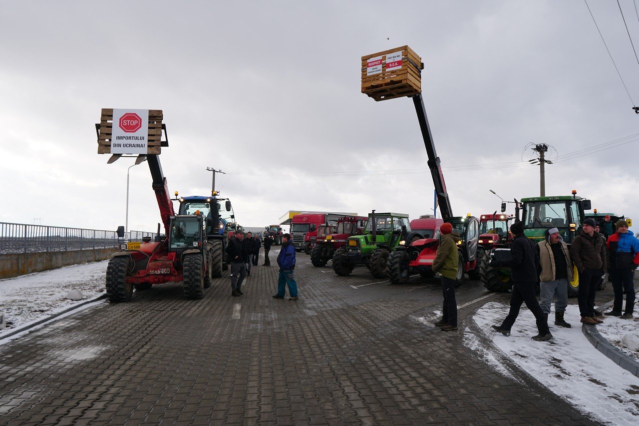 Tárgyalásokra várja a mezőgazdasági miniszter a Bukarest bejáratánál tüntető gazdákat