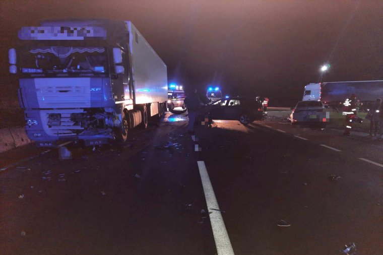 Kamion és két személyautó ütközött Segesvár közelében, hárman megsérültek
