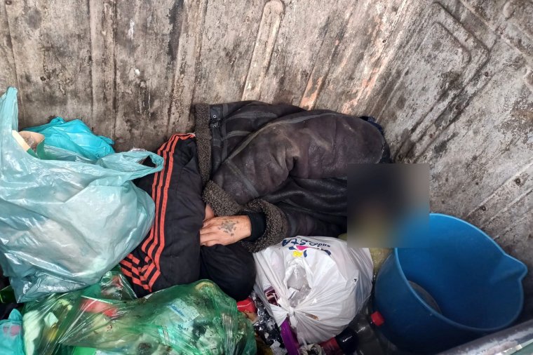Hajléktalant találtak egy kukában