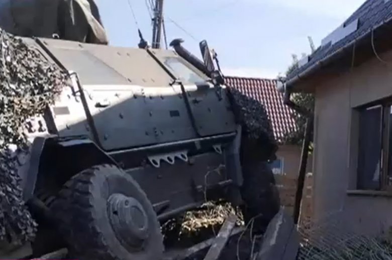 Páncélozott katonai jármű ütötte ki egy csernátoni ház kerítését