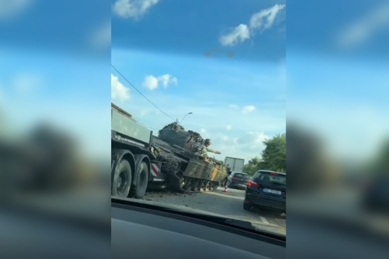 Tank esett le egy pótkocsiról a szomszédban – videó