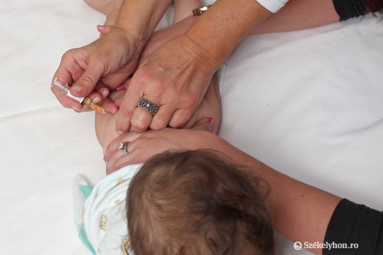 Nő az oltásellenesek tábora, a gyerekkori kötelező vakcinák is veszélybe kerülhetnek
