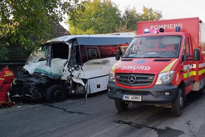Kamionnal ütközött egy kisbusz Kibéden: egy ember meghalt, nyolcan megsérültek