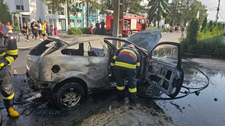 Autó lángolt a székelyudvarhelyi Budvár utcában