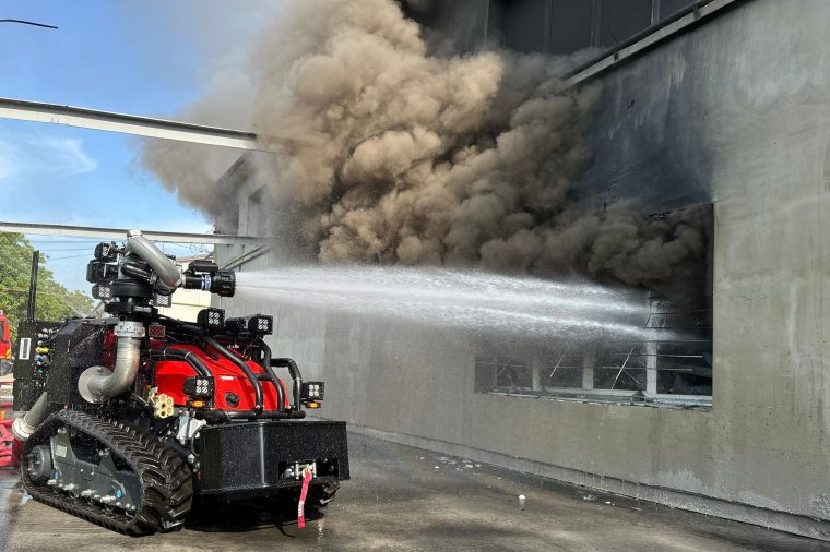 Tűzoltórobotot is bevetettek a nyárádtői raktártűznél