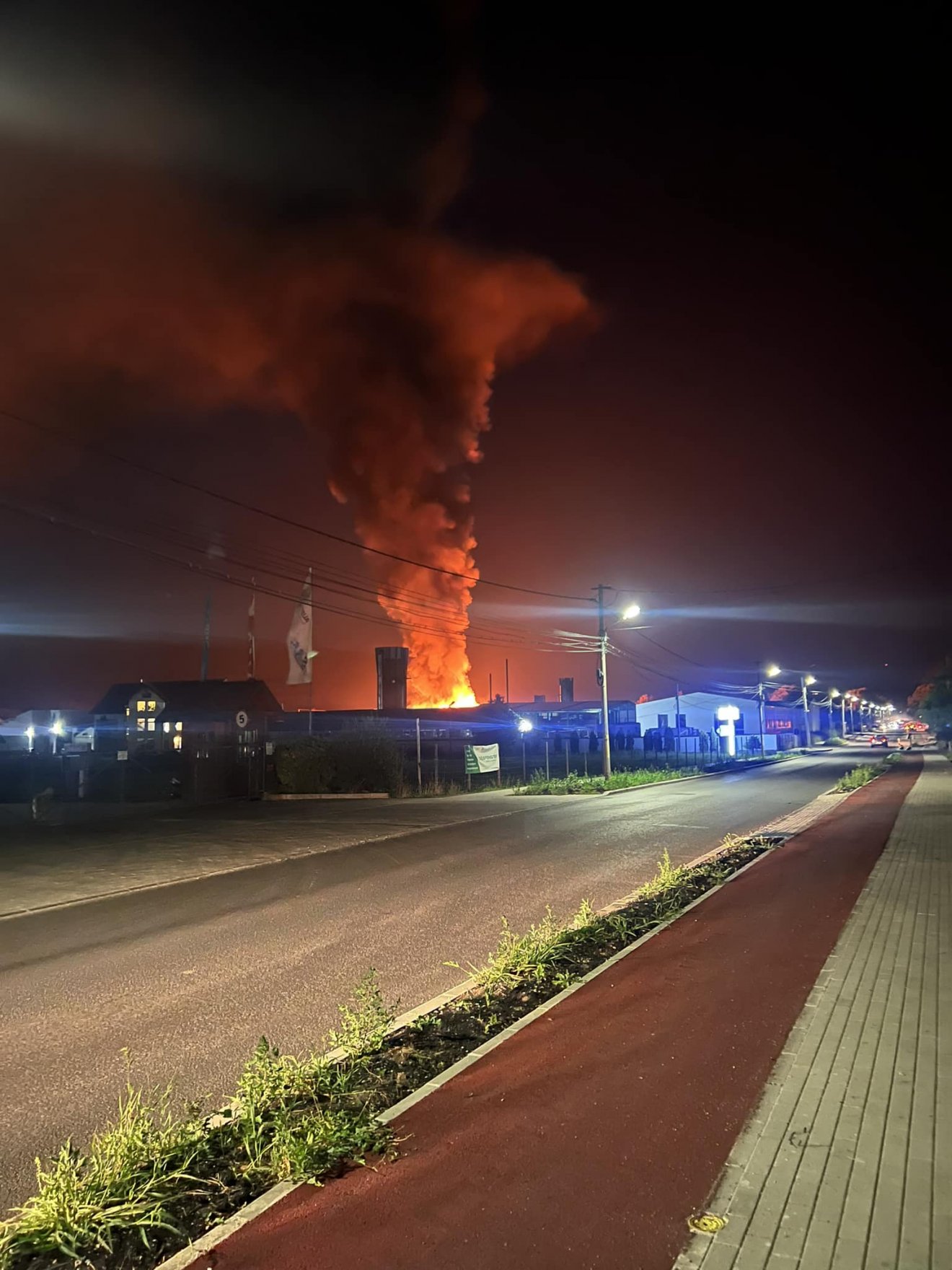 Lángok csaptak fel, hatalmas füstoszlop egy székelyudvarhelyi üzemcsarnoknál