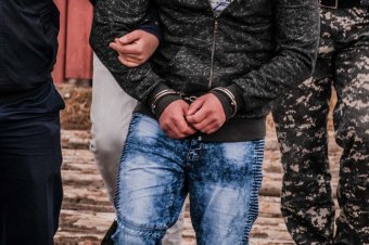 Kétéves kislánya bántalmazása miatt letartóztattak egy férfit Krassó-Szörény megyében
