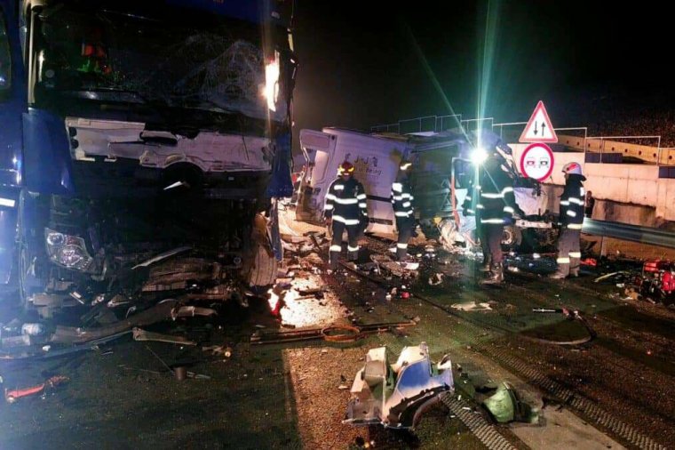 Frontális ütközés az autópálya lehajtóján: két fiatal vesztette életét