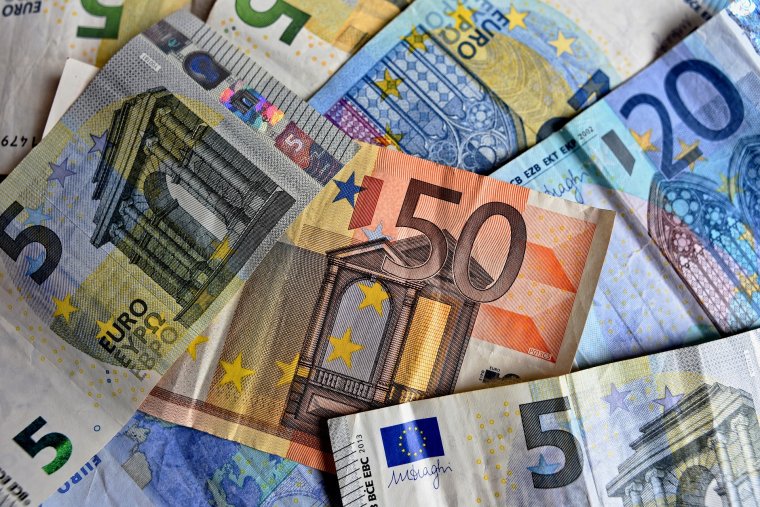 Csak euróval lehet fizetni februártól Koszovóban, a szerbeknek nem tetszik az intézkedés