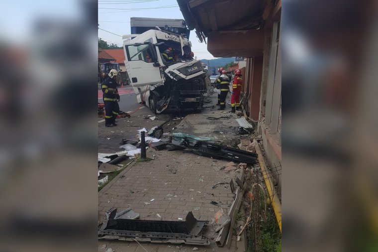 Életét vesztette az épületnek csapódott kamion sofőrje
