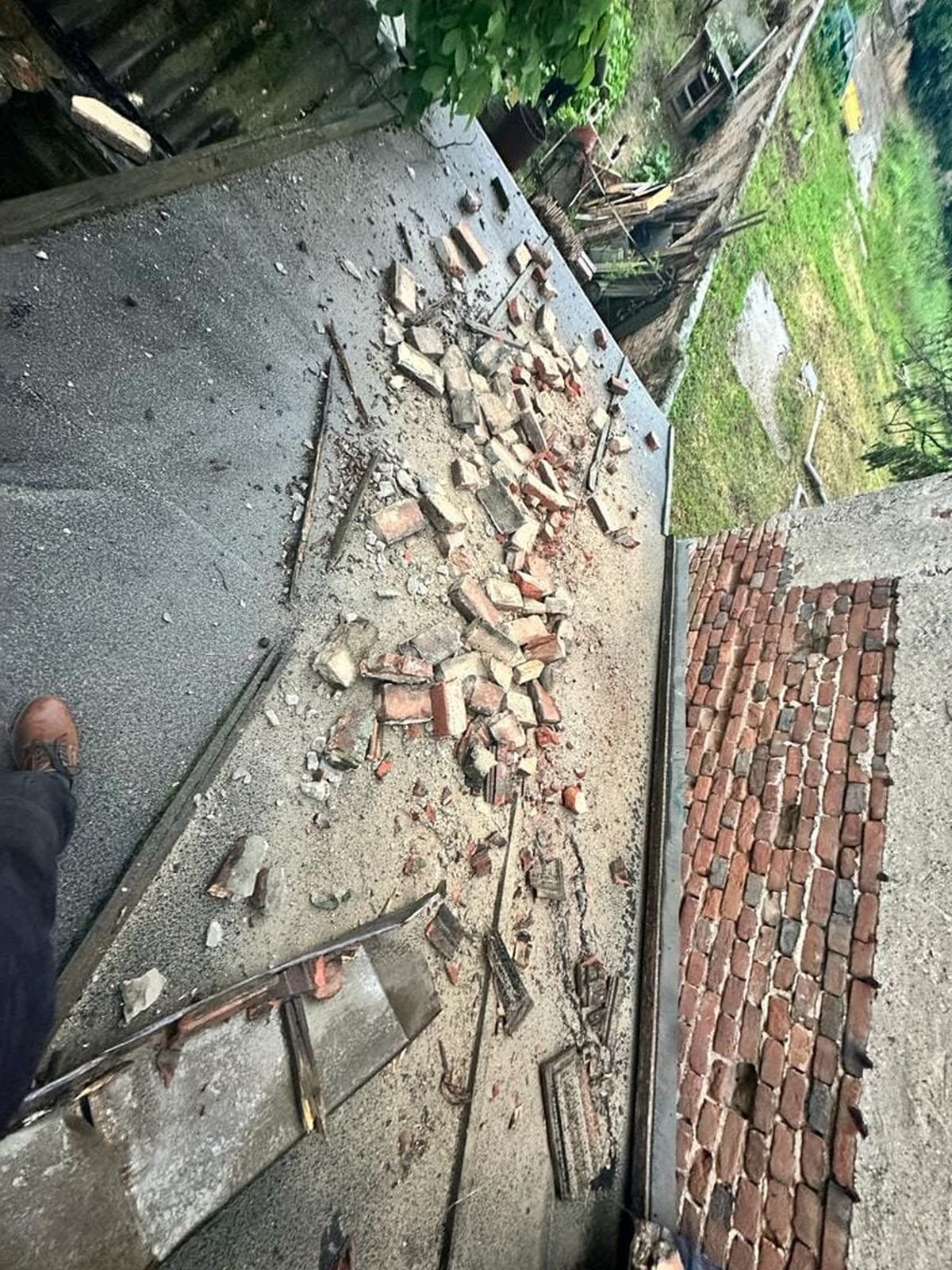 Lezuhant kémények, beszakadt háztetők, megrepedt falak – fotókon az Arad megyei földrengés utáni károk