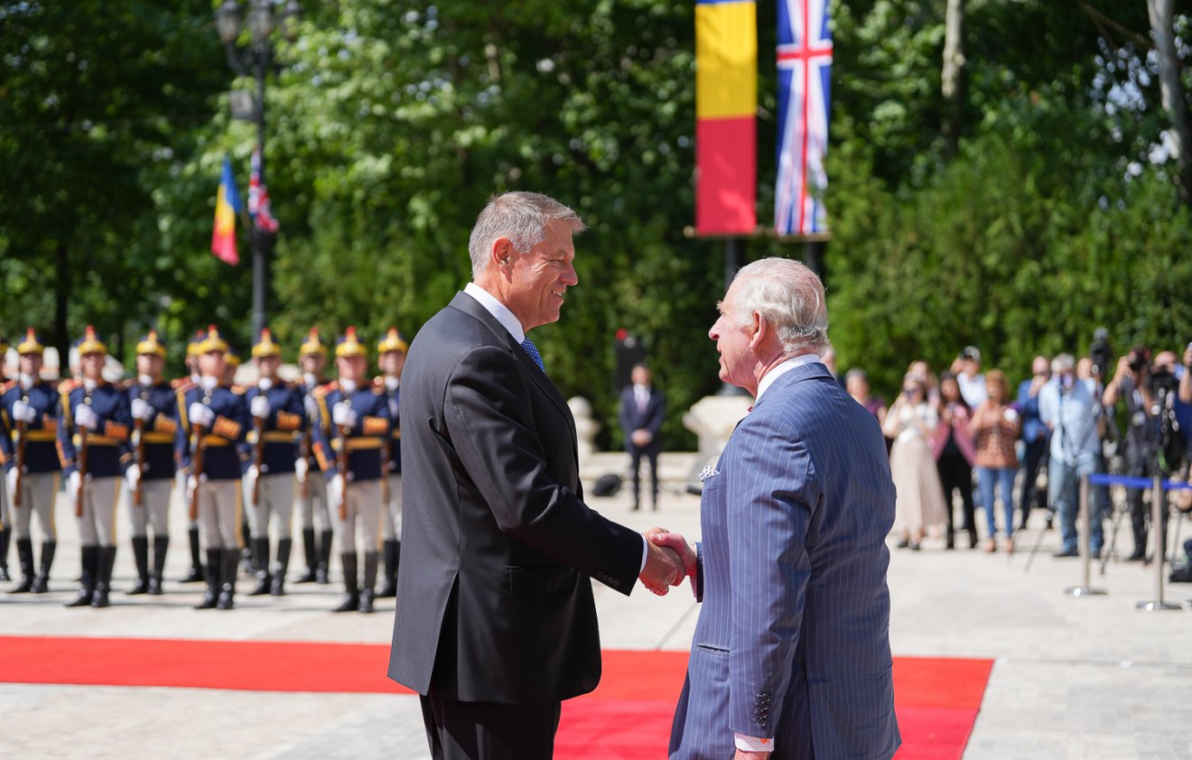 Katonai tiszteletadással fogadták Bukarestben a romániai látogatásra érkező III. Károly királyt