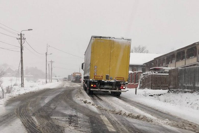 Sofőrt sebesített meg egy teherautó ponyvájáról lezuhant jégdarab, büntetőeljárás indult