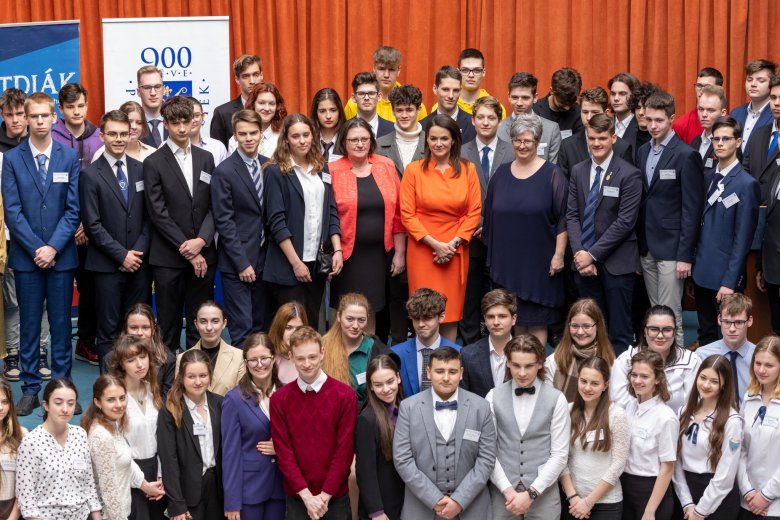 Novák Katalin köztársasági elnök adta át a székelyudvarhelyi diákok tanulmányáért járó díjat