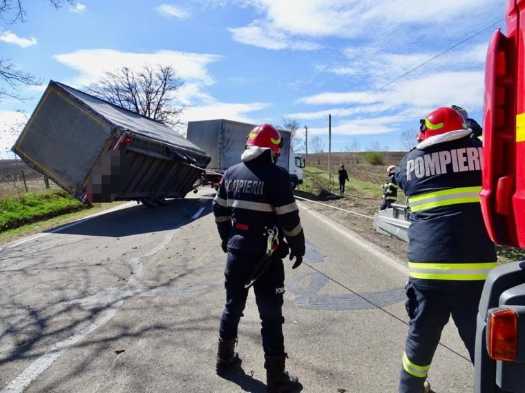 Amikor beigazolódik a szélriasztás: mozgásban lévő kamion pótkocsiját borította fel a szél