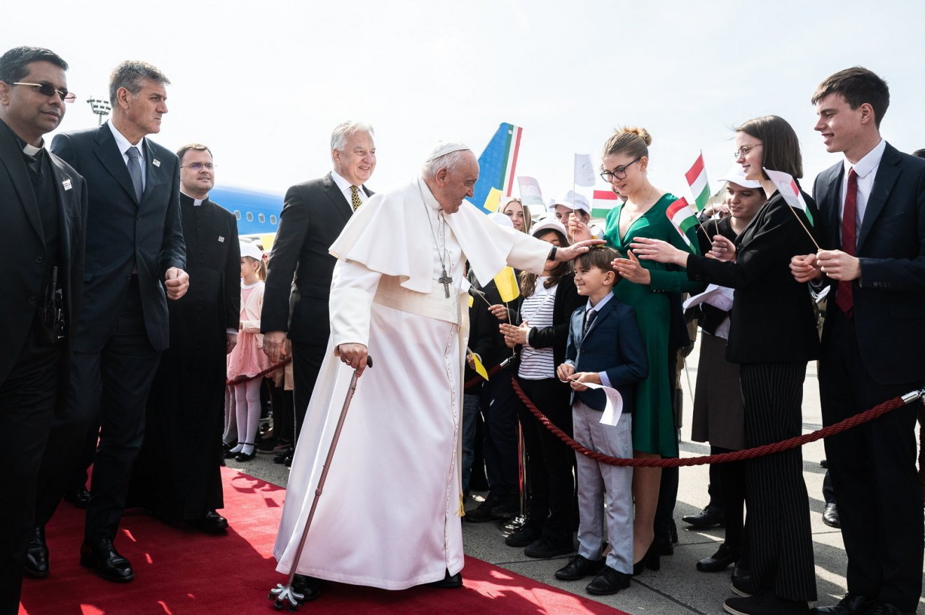 Ferenc pápa megérkezett Budapestre