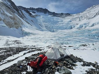 Úton a Suhajda Szilárd felkutatására küldött serpák mentőcsapata a Mount Everesten