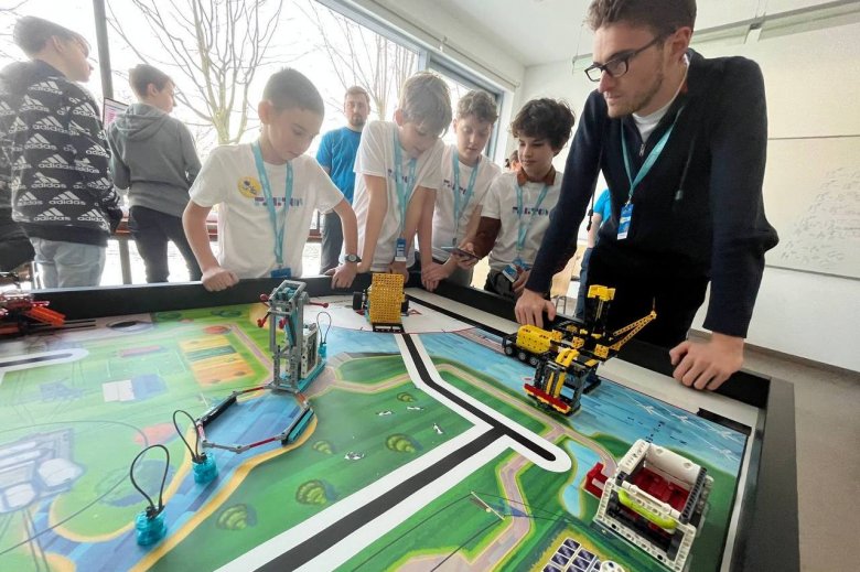 Kiváló teljesítményt nyújtott a csíkszeredai csapat a nemzetközi robotikaversenyen