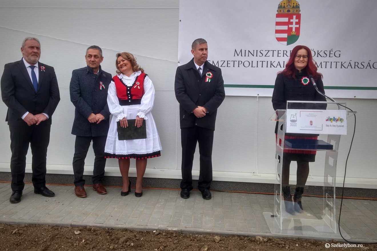 A magyar kormány támogatásával épült tornatermet adtak át Kézdivásárhelyen