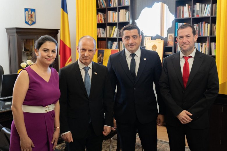 Izraeli–román találkozó, ahol díszletként egy Nagy-Románia térkép is helyet kapott