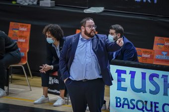 Spanyol vezetőedző a KSE kosárlabdacsapatánál, körvonalazódik a játékoskeret