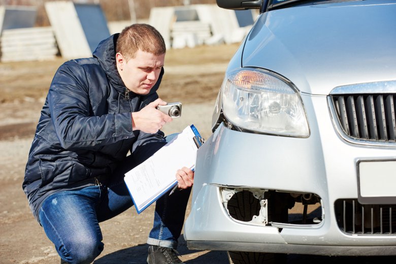 Autóbaleset külföldön: tudnivalók a teendőkről, a kötelezőt kiegészítő biztosításokról