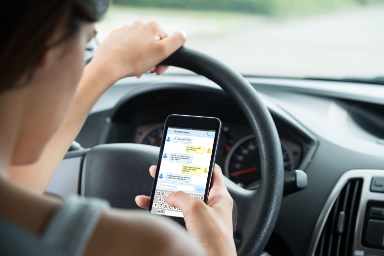 Szigorúbb büntetések a mobiltelefon és egyéb multimédiás eszközök vezetés közbeni használatáért