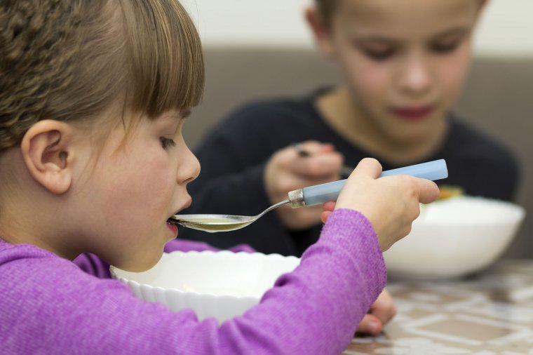Meleg étellel a lemorzsolódás ellen – egyre több iskolában kapnak ebédet a diákok