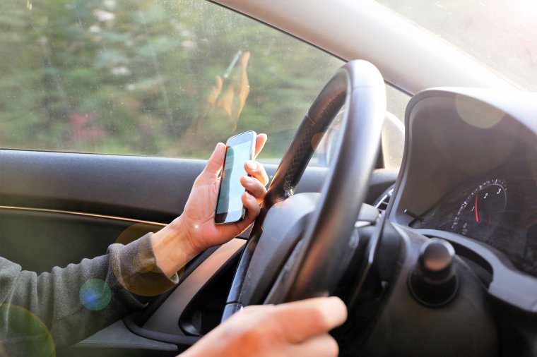 Egy másodpercen múlhat az élet: szakértők helyeslik a vezetés közbeni telefonozás szigorúbb büntetését