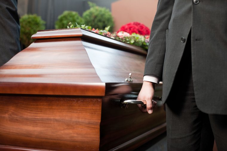Tízezer lejes bírságra számíthat, aki külföldről hazatérve elmegy szerette temetésére