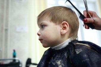 A fodrász ajánlata: iskolakezdésre ingyen levágja a rászoruló diákok haját