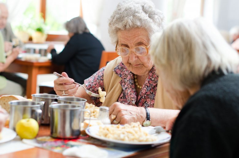 Étkezési jegyeket kapnak a 700 lejes szociális nyugdíjból élő idősek