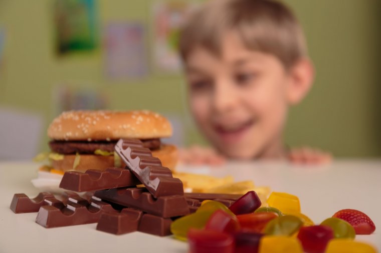 Egészségtelen rutin: lényegesen több gyerek eszik naponta édességet, mint gyümölcsöt
