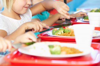 Egészséges étellel az iskolaelhagyás ellen: számos romániai oktatási intézményt bevonnának a programba