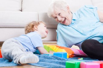 Tanulmány: a romániai nagyszülők csupán negyede segít az unokák gondozásában