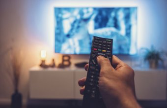 A romániaiak fele szerint a tévé révén terjednek az álhírek, csökkent a Magyarországban nem bízók aránya